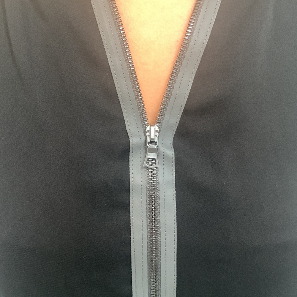 Elie Tahari Size M Sheer Black/Gray Full-Zip Blouse - Picture 5 of 7